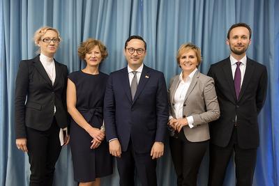 TRZY DO DWÓCH: Katarzyna Sułkowska jako jedyna z
poprzedniego zarządu Alior Banku, została powołana na kolejną kadencję.
Celina Waleśkiewicz i Urszula Krzyżanowska-Piękoś, zanim zostały
wiceprezesami, były dyrektorami zarządzającymi. Filip Gorczyca (z
prawej) to nowy człowiek w bankowości — pracował w PwC i Medicoverze, a
Michał Chyczewski, p.o. prezesa, ma bogate CV: był m.in. wiceministrem
skarbu i wiceprezesem Kredobanku na Ukrainie.