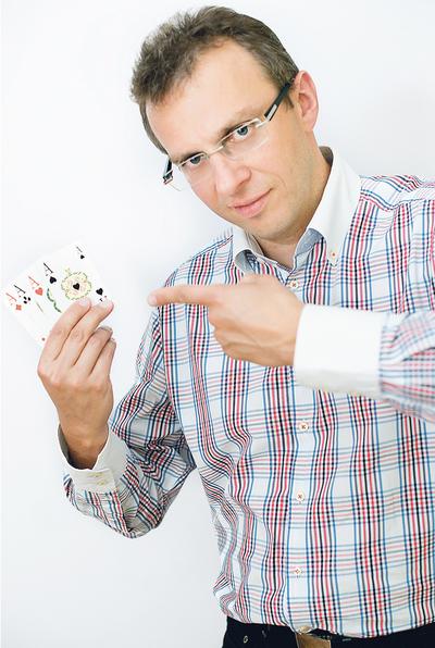 DOBRE
STRONY REKLAMACJI:
— Jeśli chcemy postawić na
klientów, warto słuchać ich uwag, tym bardziej że tylko jedna czwarta z nich
zgłasza je u sprzedawcy czy producenta — zauważa Bartłomiej Wrzosek, dyrektor
zarządzający Develor Polska.