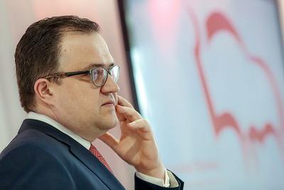 Skromniej w banku: Michał Krupiński, prezes Pekao, długo się bronił przed obniżką. Sprawę zakończył ogłoszony przez Jarosława Kaczyńskiego manifest „Skromność+”, czyli zapowiedź cięć wynagrodzeń parlamentarzystów, samorządowców oraz rezygnacja z premii przez zarządy spółek skarbu państwa.