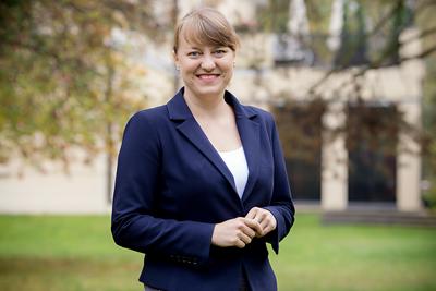 OPIESZAŁOŚĆ
DECYDENTÓW: Małgorzata Lelińska, wicedyrektor departamentu funduszy
europejskich Konfederacji Lewiatan, uważa, że prace nad strategią dotyczącą
migracji powinny zdecydowanie przyspieszyć, aby dotacje mogły ułatwić ściąganie
pracowników zagranicznych do Polski.