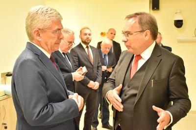 Dyrektor COI w Gliwicach prof. Krzysztof Składowski (z prawej) oprowadza marszałka Senatu Stanisława Karczewskiego po zakładach i klinikach gliwickiego szpitala onkologicznego