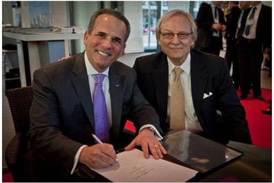 Eric Danzinger, CEO Wyndham Hotel Group, największej sieci hotelowej na świecie, podpisał umowę z Aleksem Kloszewskim, partnerem reprezentującym Colliers International Poland.Źródło:hotelnewsresource.com