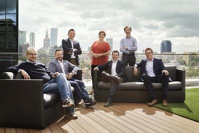 Dream team: W doborze współpracowników Przemysław Gacek kieruje się zasadą: najpierw kto, potem co. Od lewej członkowie zarządu Grupy Pracuj: Paweł Leks, dyrektor zarządzający emplo, Rafał Nachyna, dyrektor zarządzający Pracuj.pl, Maciej Noga, odpowiada m.in. za akwizycje, Grażyna Rzehak m.in. za strategię HR, Mykola Mykhaylov, dyrektor zarządzający spółki Rabota.ua, Gracjan Fiedorowicz, odpowiada m.in. za politykę finansową, Przemysław Gacek, m.in. za strategię rozwoju firmy.