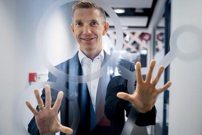 POLSKI
POTENCJAŁ: AstraZeneca, której polskim oddziałem kieruje Jarosław Oleszczuk, z
Warszawy zarządza ponad połową badań na świecie i szybko zwiększa liczebność
działu badawczego. W Polsce w przeliczeniu na mieszkańca badań jest wyraźnie
mniej niż np. na Węgrzech, ale zwiększenie państwowych nakładów i uproszczenie
procedur ma to zmienić.