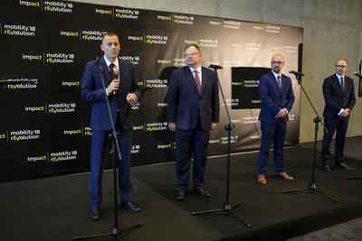 Dzięki porozumieniu firmy z Polski i środkowej Europy będą mogły sprawdzać, czy to, co proponują, ma ekonomiczną rację bytu - powiedział Mikołaj Wild, wiceminister infrastruktury (po lewej).
