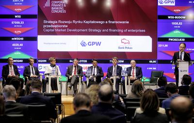 OCZEKIWANIE: Marcin Obroniecki z Ministerstwa Finansów (drugi od lewej) zapewnił, że prace
nad strategią dla rynku kapitałowego zakończą się jeszcze w tym roku.
Podkreślił, że resort wsłuchiwał się w głos uczestników rynku. Dyskusja na GPW
pokazała jednak, że akcenty w strategii niekoniecznie będą postawione tam,
gdzie życzyliby sobie tego inwestorzy.