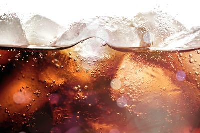 Spożywanie tzw. soft drinków podczas ćwiczeń i tuż po nich, gdy jest gorąco, wcale nie nawadnia organizmu. W związku z tym nie można ich traktować jako źródła nawodnienia, a ich picie w cieple nie jest najlepszym pomysłem - wynika z najnowszych badań.