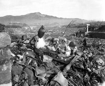 Świątynia buddyjska po ataku jądrowym na Nagasaki. Zdjęcie wykonano 24 września 1945 r.