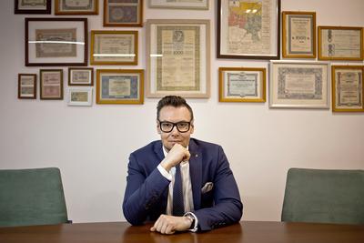 MIKROFIRMY NIE MAJĄ WYBO- RU: — Teoretycznie wiele firm faktoringowych informuje, że obsługuje mikrofirmy. Jednak w praktyce najmniejsze podmioty, takie z rocznymi obrotami od kilkunastu do kilkuset tysięcy złotych, raczej nie znajdują dla siebie ofert na rynku — mówi Michał Kinkel, prezes AOW Faktoring.