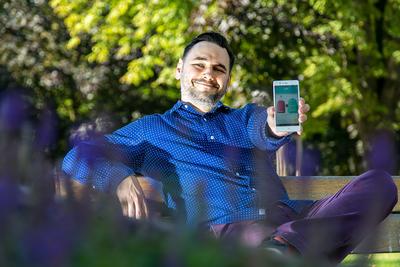 INNI POMOGĄ: Qute pomaga w dokonywaniu wyborów dzięki głosom aktywnej społeczności. Michał Gąsior, twórca aplikacji, podkreśla, że podstawą jest prostota mechanizmu działania serwisu, która — szczególnie dla młodych — jest wręcz naturalna.