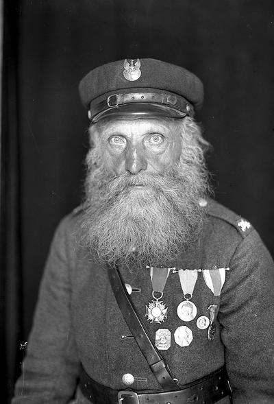 JEDEN
Z BOHATERÓW: Józef Dragun, powstaniec styczniowy, zdjęcie wykonano przed 1929
r.