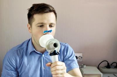 BADANIE SPIROMETRYCZNE nie stanowi w większości przypadków podstawy przepisania leku przeciwastmatycznego z refundacją, ale zlecenie badania stanowi dobrą praktykę.
