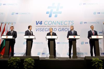 Na szczycie Grupy Wyszehradzkiej pierwszy raz gościł kanclerz Austrii. Sebastian Kurz stoi drugi od lewej.
