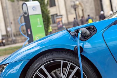 WSPARCIE: Ministerstwo finansów chce zadbać o powietrze w polskich miastach. Planuje ulgi (brak akcyzy) dla zdecydowanych na auta elektryczne i zasilane CNG (zniesienie akcyzy na paliwo). Z ulgi skorzystają też zainteresowani hybrydami. Ale tylko wtedy jeśli wybiorą pojazd typu Plug in.
