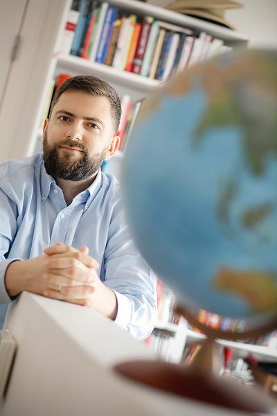 PRZYSZŁOŚĆ Zobowiązania w zakresie OZE na 2020 r. to kamień milowy w unijnej strategii konsekwentnego ograniczania emisji CO 2. Rosnąca presja polityczna w EU i oczekiwania społeczne skutkować będą jeszcze bardziej ambitnymi celami w kolejnych okresach i dlatego warto już dzisiaj wyjść im naprzeciw — podkreśla Michał Kaczerowski, prezes firmy doradczej Ambiens.[