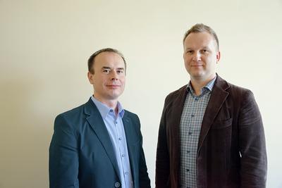 KOMPUTER I SMATRFON: Krzysztof Nowakowski (z lewej) i Bartłomiej Muc, członkowie zarządu Kancelarii Transportowej Koben, zapewniają, że SmartKoben będzie dostępny zarówno w przeglądarce internetowej na komputerach, jak również w postaci aplikacji na smartfony.