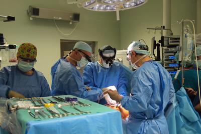 Operację wszczepienia sztucznego serca przeprowadzili kardiochirurdzy: prof. Mariusz Kuśmierczyk, dr n. med. Piotr Kołsut, dr n. med. Andrzej Juraszek oraz kardioanestezjolog: lek. Małgorzata Jasińska