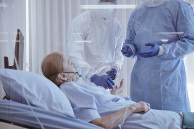 Połowa chorych otrzymała pojedynczą dawkę tocilizumabu, najczęściej w ciągu 24 godzin od podłączenia do respiratora. W czasie 28 dni od podłączenia zmarło 18 proc. z tych, którzy leczeni byli tocilizumabem i 36 proc. z tych, którzy nie otrzymali leku.