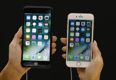 iPhone 7 Plus (po lewej) i iPhone 7