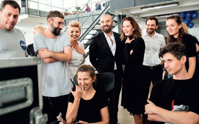 Liderzy Z moich obserwacji wynika, że najszybciej decyzję o zaangażowaniu społecznym podejmują liderzy, którzy doświadczyli emocjonalnie sprawy, której akcja dotyczy, lub się z nim utożsamiają, a także ci, którzy mają świadomość, że taka działalność stanowi nie tylko przewagę konkurencyjną firm, ale przede wszystkim ma ogromny wpływ na rozwój przedsiębiorstw — mówi Magdalena Koźmala, redaktor naczelna portalu „Businessandprestige.pl”, producentka kampanii CSR #ProjektPomagam (na zdjęciu stoi trzecia od lewej).