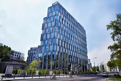NA ZBYCIU: Warszawski EQlibrium oferuje 10,5 tys. mkw. powierzchni biurowej i usługowej klasy A na 11 kondygnacjach.