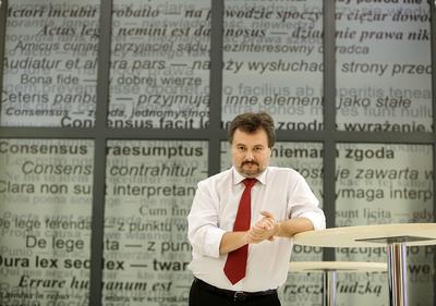 Trzymanie standardu: UOKiK, kierowany przez Marka Niechciała, przebadał 101 par
produktów. Wyszło, że tylko w nielicznych przypadkach te sprzedawane w Polsce i
zagranicą istotnie się różniły.