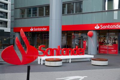 POD
NOWYM SZYLDEM: Już od 12 listopada 2018 r. oddziały Deutsche Bank Polska
przybiorą barwy Santander Bank Polska z charakterystycznym, czerwonym
płomieniem w logotypie.