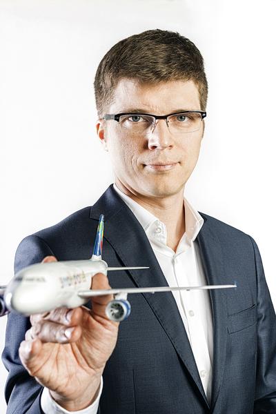PIENIĄDZE
TO NIE WSZYSTKO: Bartosz Czajka, prezes Small Planet Airlines, uważa, że spółka
po restrukturyzacji będzie atrakcyjną inwestycją: ma certyfikat przewoźnika
lotniczego w Polsce, wieloletnie doświadczenie, prawie 100 pilotów i 300
członków personelu pokładowego oraz sloty na Lotnisku Chopina i w portach na
greckich wyspach.