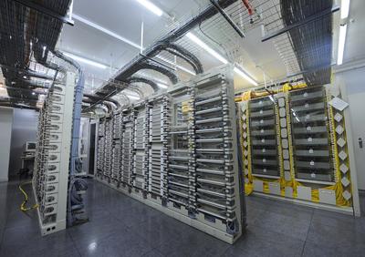 Utrzymanie serwerów kosztuje (fot. Bloomberg)