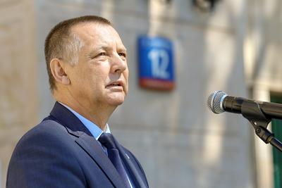 MNIEJ, ALE WIĘCEJ: