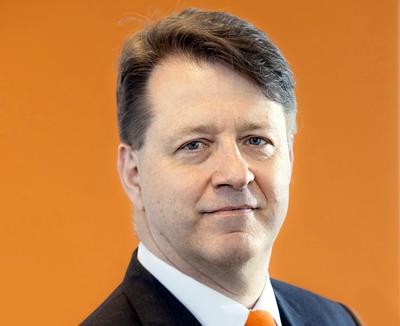 NOWE
OTWARCIE: Jean-Marc Harion w lipcu zastąpił Jørgena Bang- Jensena,
wieloletniego prezesa Playa, do zmian doszło też na innych kluczowych
stanowiskach w zarządzie. Teraz spółka, która weszła na giełdę po dekadzie
nieustannego wzrostu, myśli nad tym, jak utrzymać się na szczycie polskiego
rynku telekomunikacyjnego.