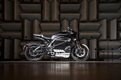 WIĘCEJ
PO GWIAZDCE: Harley-Davidson na razie nie podał ceny elektrycznego motocykla
LiveWire. Obecnie firma z Milwaukee ma w ofercie kilkadziesiąt modeli —
najtańszy kosztuje prawie 7 tys. USD, za najdroższego trzeba zapłacić 44 tys.
USD. Zamównienia na LiveWire'a będzie można składać od stycznia.