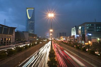Kingdom Tower przy King Fahad Road w Rijadzie (fot. Bloomberg)