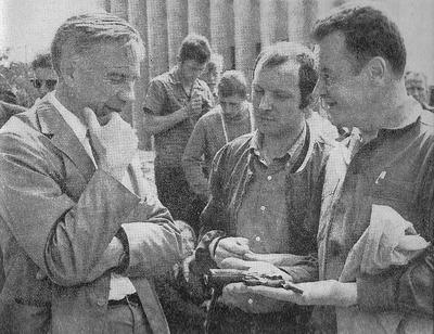 Stanisław Broniewski (pierwszy z lewej) na planie filmu Strzały pod Arsenałem (1969)