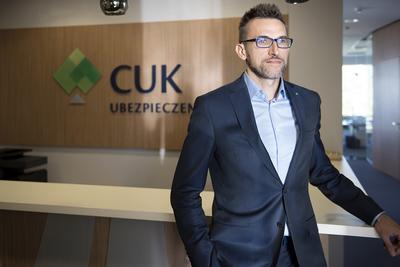 REWOLUCJI NIE BĘDZIE: — Wejście PZU w kanał direct nie jest początkiem rewolucji na rynku sprzedaży ubezpieczeń w Polsce. Ubezpieczenia są skomplikowane i większość klientów przy ich zakupie potrzebuje wsparcia doradcy — mówi Jacek Byliński, prezes multiagencji CUK Ubezpieczenia.