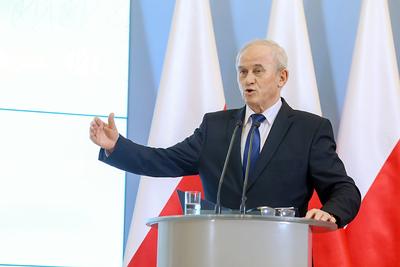 NIEZALEŻNIE
OD POTRZEB: Krzysztof Tchórzewski, minister energii, zapowiedział, że
rekompensaty za droższy prąd dostaną wszystkie gospodarstwa domowe, bez względu
na dochód. Przemysł jest zaniepokojony.
