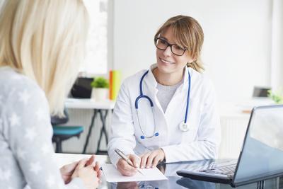 Według raporty "Health at a Glance", 79 proc. polskich pacjentów uważa, że lekarze przekazują informacje o ich stanie zdrowia w zrozumiały sposób.