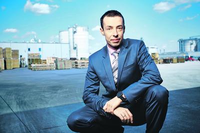 MODELOWY RATUNEK: Przemysław Bieńkowski, wiceprezes Stelmetu, rozpoczynał karierę w finansach, co pomogło mu uratować rodowe srebra zagrożone w momencie kryzysu finansowego w 2008 r. Po kilku latach ciężkiej pracy ojciec menedżera, Stanisław, jest 20. na liście najbogatszych tygodnika „Wprost”.
