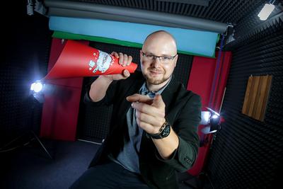 POZOSTAŃ W KONTAKCIE: Kamil Bolek, dyrektor marketingu w LifeTube, uważa, że media społecznościowe są przede wszystkim świetnym narzędziem do budowania lojalnej społeczności i utrzymywania z nią stałego kontaktu. Z tego względu komunikacja w takich kanałach powinna być oparta na szczerości i transparentności, np. poprzez pokazywanie firmy od kuchni.