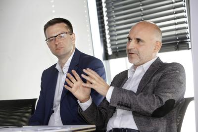 Niech już przyjdzie Będzie lepiej, jak przyjdzie kryzys. Wtedy
ceny materiałów i koszty pracy spadną, a marże w kontraktach ze stałą ceną
wzrosną. Obyśmy tylko do niego dotrwali
– mówi Mirosław
Józefczuk, członek
zarządu Warbudu.