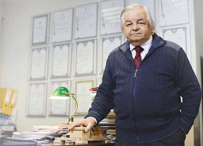 RODZINNY KLIMAT: Twórcą technologii Izodomu jest prezes Andrzej Wójcik. Jego syn, Jakub Wójcik, specjalista ds. ochrony klimatu, pracował na duńskiej uczelni nad rozwiązaniami umożliwiającymi ekologiczne rozwijanie przemysłu. Gdy zauważył, że ojciec zajmuje się tym w praktyce, zmienił drużynę. W zarządzie zasiada też jego brat, Tomasz. Ojciec z synami mają wszystkie udziały w spółce.