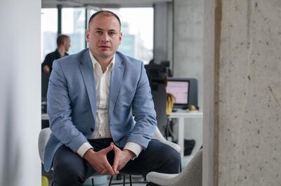 DRUGIE PODEJŚCIE: Dawid Robak, dyrektor finansowy firmy Lafarge, podkreśla, że przy niższej wartości inwestycji na rynku budowlanym, niskich cenach uprawnień do emisji CO 2 oraz energii okres zwrotu niektórych planowanych inwestycji był bardzo długi. Z powodu podwyżek spółka ponownie je analizuje.
