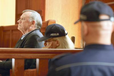 PRETENSJE
DO SĄDU I PROKURA- TURY: Władysław Serafin twierdzi, że jest „aresztantem
politycznym” i mocno przeżywa swoją obecną sytuację. Wini za nią głównie
prokuratora Roberta Kiełka, a przedstawione przez niego zarzuty nazywa
„fałszywymi”. W lipcu 2018 r. od byłego posła PSL dostało się też prowadzącej
jego sprawę sędzi Ewie Grabowskiej. Po tym, jak kolejny raz przedłużono mu
areszt, nazwał sędzinę m.in. „oszustką”. Został wtedy wyprowadzony z sali.