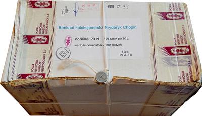 JAK
TRAFIĆ DO PUDŁA: Sto nienaruszonych banknotów trafiło do bankowego pudełka z
założeniem, że rozproszą się w obiegu. Ocalały zaklejony karton traktowany jest
wobec tego jako rzadkość i — pełen dwudziestozłotówek z Chopinem — trafi na
aukcję z progiem 5 tys. zł.