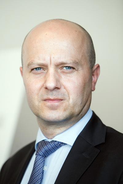 Marcin Żuchowski, członek zarządu, dyrektor ds. ryzyka kredytowego na
poziomie regionu w Provident Polska Obserwujemy wydłużanie okresu, na który zaciągane są pożyczki i
zwiększanie ich kwot. Polacy czują się bezpieczniejsi, mają lepsze
perspektywy zatrudnienia. Dlatego zmienia się struktura zadłużenia. I to
nie jest groźne zjawisko. Ważne by klient rozumiał co i na jakich
zasadach pożycza, jaki jest produkt, na który się zdecydował. Opowiadamy
się za edukacją klientów. Tym bardziej, że w ciągu dwóch ostatnich lat
liczba regulacji istotnie wzrosła.