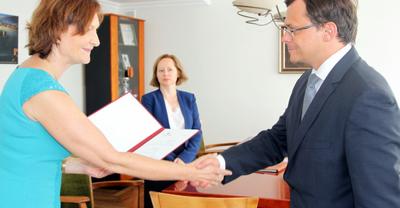 Dr n. med. Marek Styczkiewicz odbiera nominację z rąk wojewody podkarpackiego Ewy Leniart