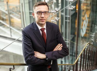 POMYŚLMY
O STAROŚCI: Jarosław Dominiak, prezes Stowarzyszenia Inwestorów Indywidualnych,
przyznaje, że realistycznie rzecz biorąc, na całkowite zniesienie podatku od
zysków kapitałowych nie ma co liczyć. Jego zdaniem, strategia rynku
kapitałowego powinna jednak wyraźnie preferować oszczędzanie na starość.