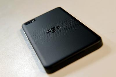 Nowy smartfon BlackBerry Z10 fot. Bloomberg