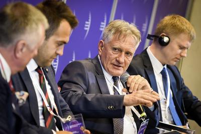 GROŹNA OFENSYWA: Piotr Woźniak, prezes PGNiG, z niepokojem przygląda się ofensywie handlowej Gazpromu w Europie. Kluczem do niezależności dla polskiej firmy jest w tej sytuacji rynek LNG, a w przyszłości — gaz z Norwegii.
