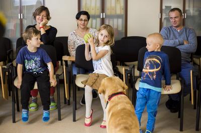 Wolontariusze i pacjenci w trakcie zajęć dogoterapii